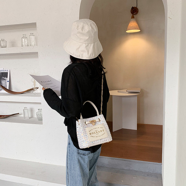 Moderna ženska torba sa natpisom i metalnim elementom