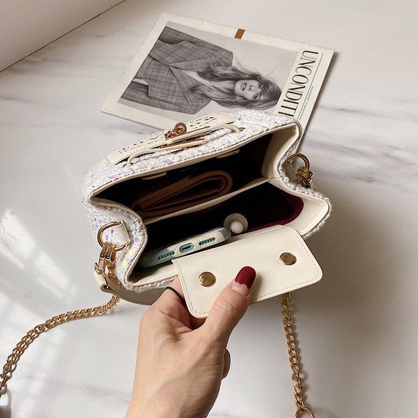 Moderna ženska torba sa natpisom i metalnim elementom