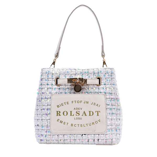 Moderna ženska torba sa natpisom i metalnim elementom