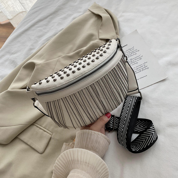 Stílusos női táska lyukakkal és hosszú fogantyúval