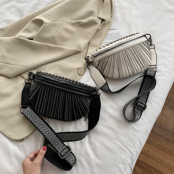 Stílusos női táska lyukakkal és hosszú fogantyúval