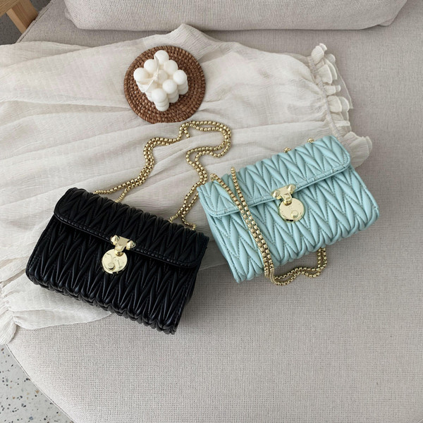 Дамска модерна чанта изчистен модел от еко кожа