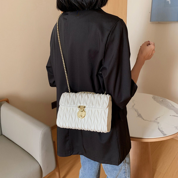 Дамска модерна чанта изчистен модел от еко кожа