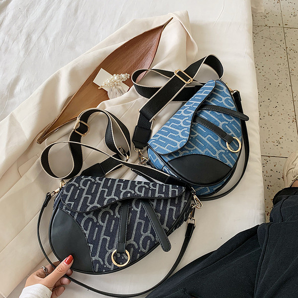 Korszerű női válltáska