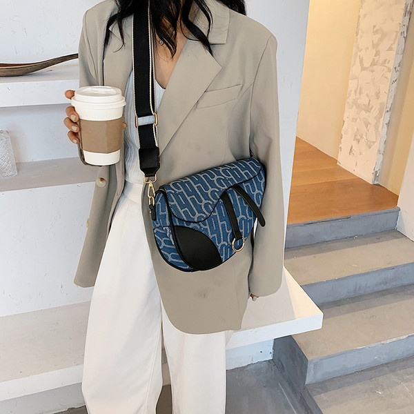 Korszerű női válltáska