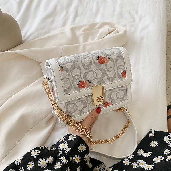 Korszerű női táska hosszú fém fogantyúval