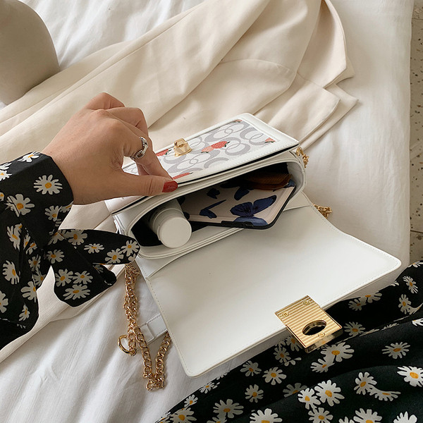 Korszerű női táska hosszú fém fogantyúval