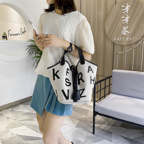 Stílusos női kézitáska széles modell