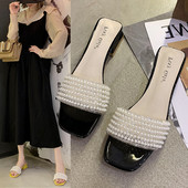 Modern női papucs alacsony sarkú gyöngyökkel