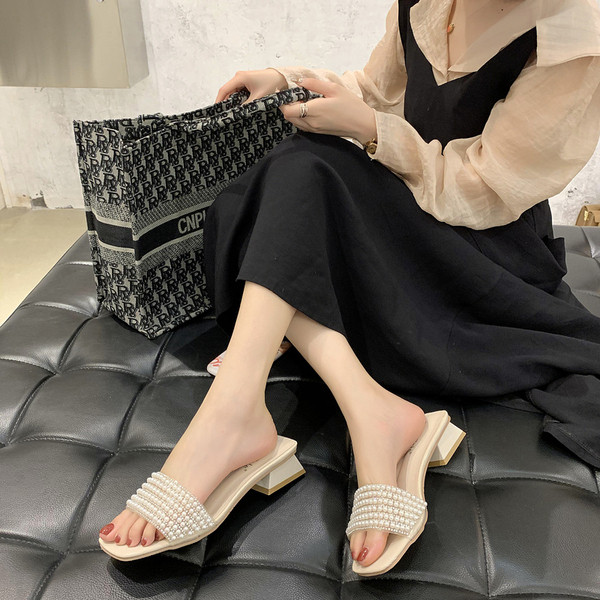 Modern női papucs alacsony sarkú gyöngyökkel