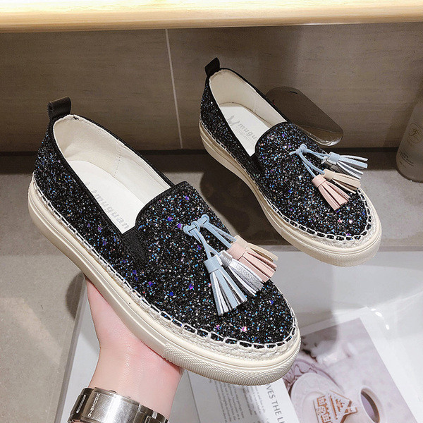 Modern női cipő lapos talppal és bojttal