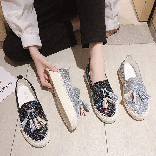 Modern női cipő lapos talppal és bojttal