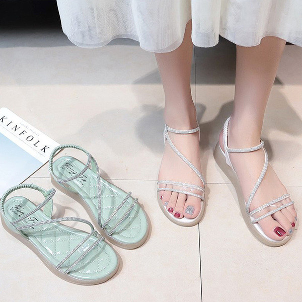 Női szandál lapos talppal és keresztpánttal