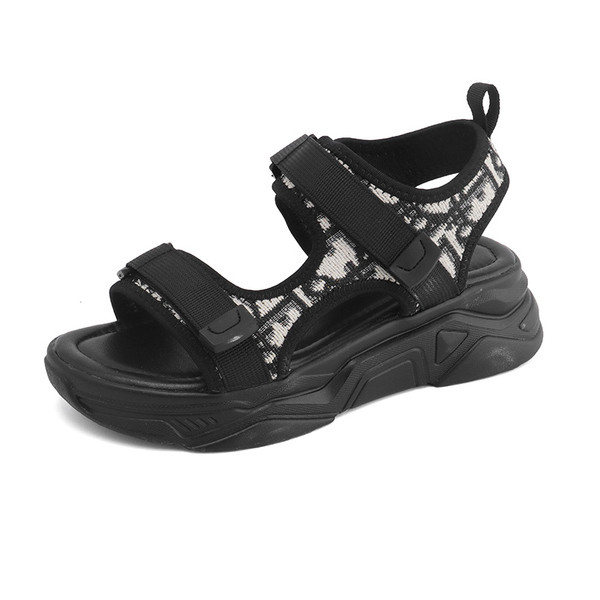 Modern női szandál tépőzárral és magas talppal