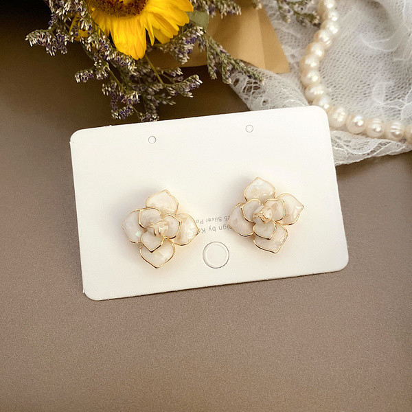Virág alakú női fülbevaló fehér színben