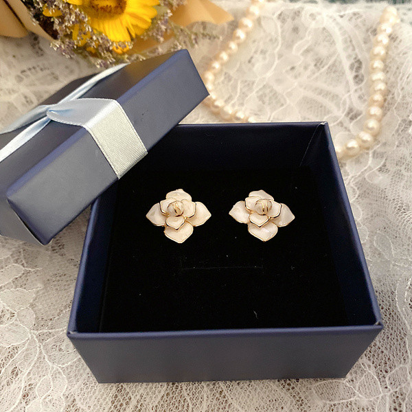 Virág alakú női fülbevaló fehér színben