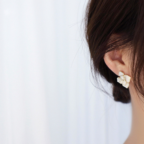 Virág alakú női fülbevaló fehér színben