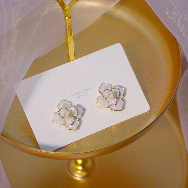 Virág alakú női fülbevaló fehér színben