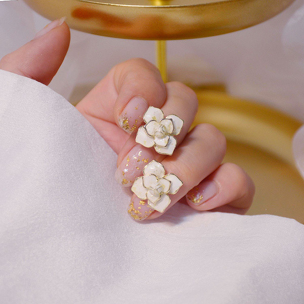 Virág alakú női fülbevaló fehér színben