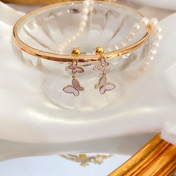 Függő fülbevaló pillangókkal és díszítő kövekkel