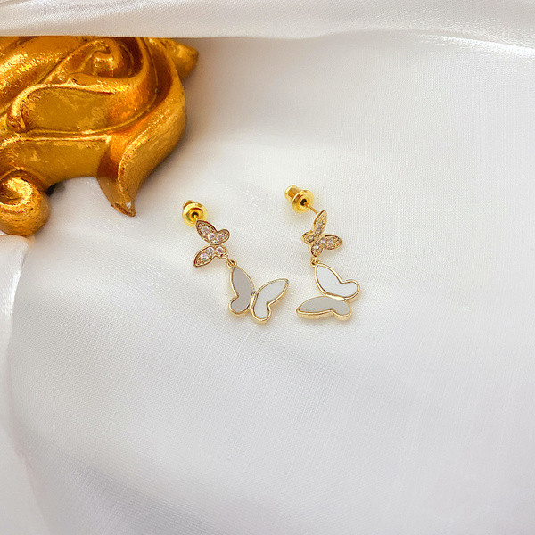 Függő fülbevaló pillangókkal és díszítő kövekkel