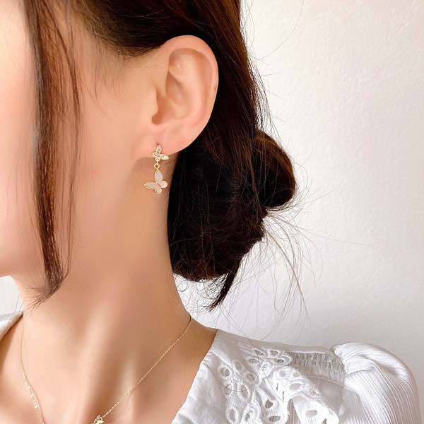 Függő fülbevaló pillangókkal és díszítő kövekkel