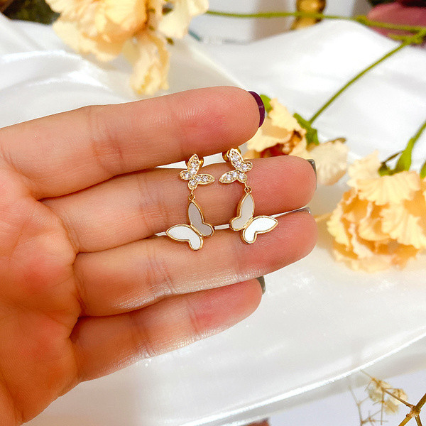 Függő fülbevaló pillangókkal és díszítő kövekkel