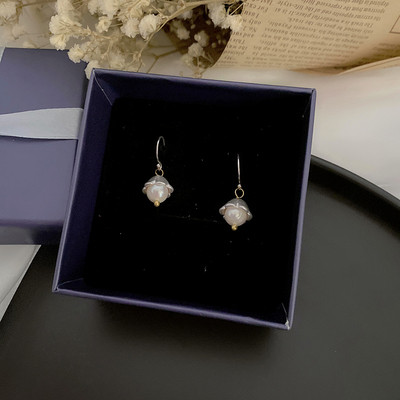 Rippuvad naiste kõrvarõngad