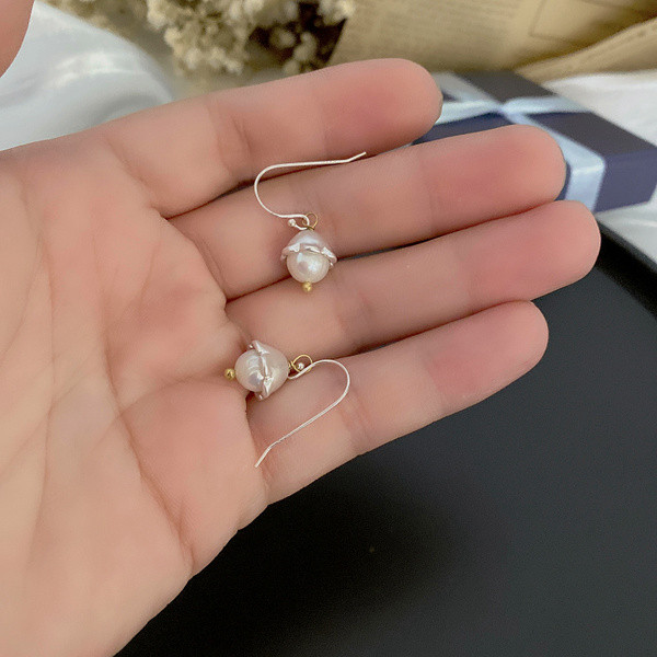 Rippuvad naiste kõrvarõngad