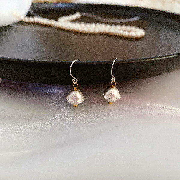 Rippuvad naiste kõrvarõngad