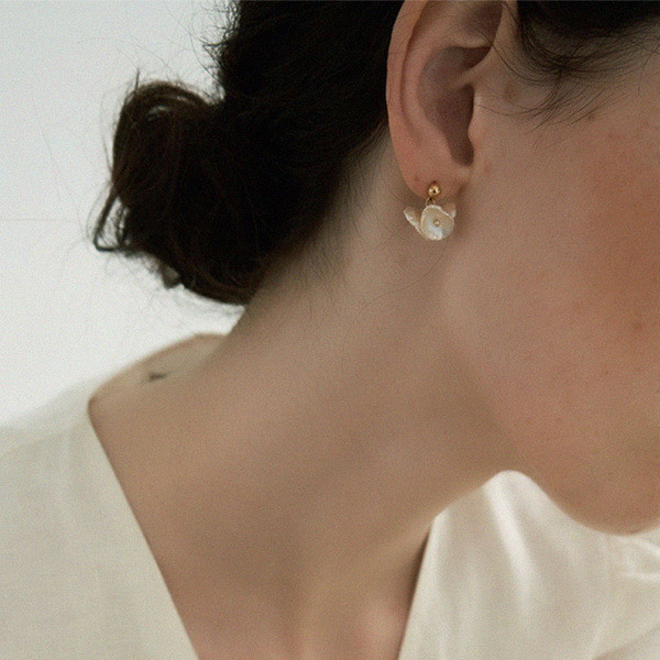 Női alkalmi fülbevaló virágokkal