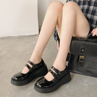 Női cipő eko bőrből, magas talppal és pánttal