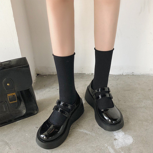 Női cipő eko bőrből, magas talppal és pánttal