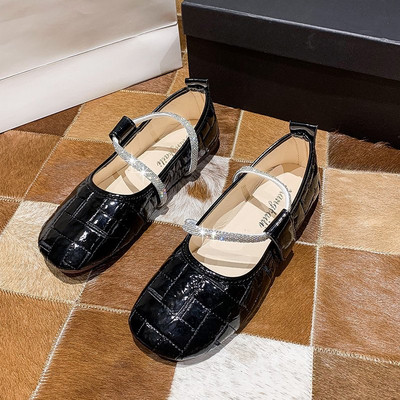 Ležerne ženske cipele s ravnim potplatom i sjajnim remenčićima