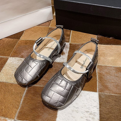 Ležerne ženske cipele s ravnim potplatom i sjajnim remenčićima