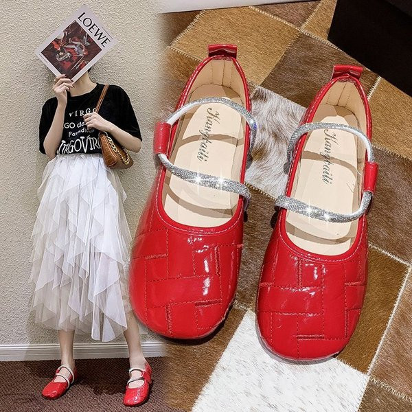 Ležerne ženske cipele s ravnim potplatom i sjajnim remenčićima