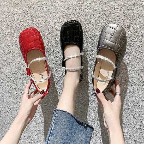 Ležerne ženske cipele s ravnim potplatom i sjajnim remenčićima