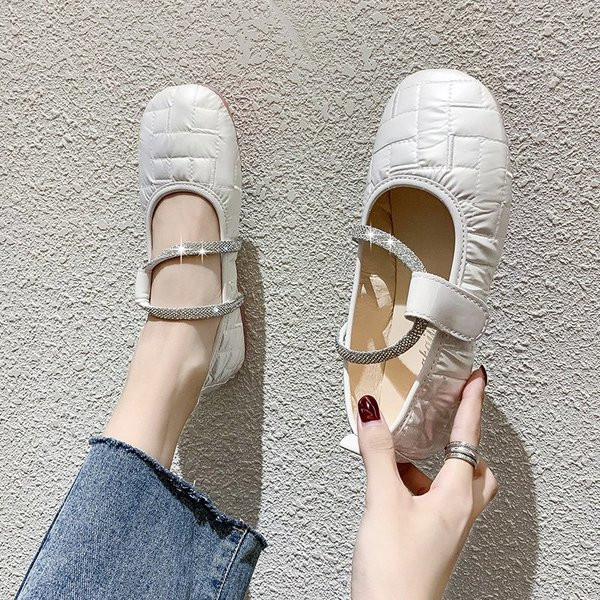 Ležerne ženske cipele s ravnim potplatom i sjajnim remenčićima