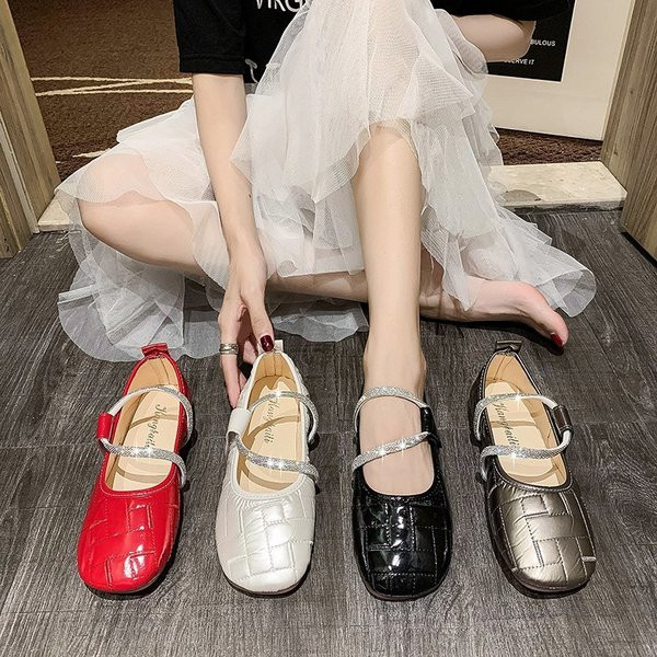 Ležerne ženske cipele s ravnim potplatom i sjajnim remenčićima