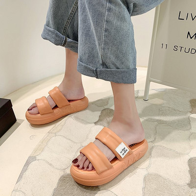 Šiuolaikinės moteriškos šlepetės aukštu padu