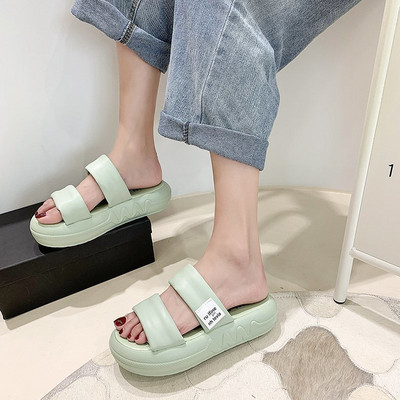 Šiuolaikinės moteriškos šlepetės aukštu padu