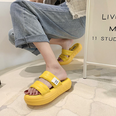 Šiuolaikinės moteriškos šlepetės aukštu padu