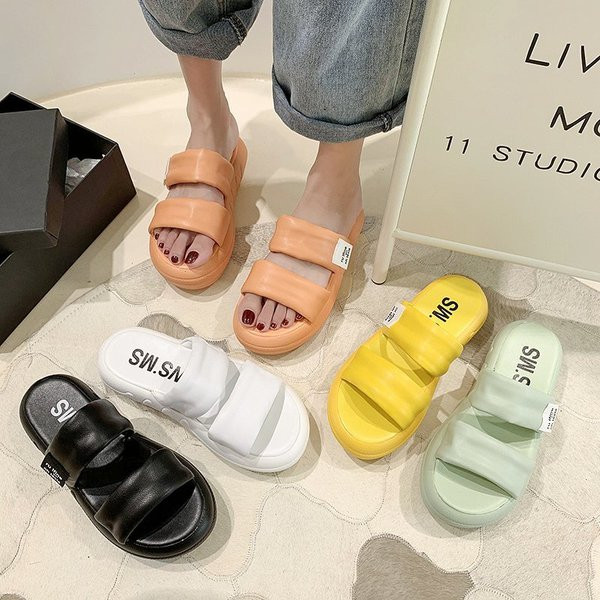 Šiuolaikinės moteriškos šlepetės aukštu padu