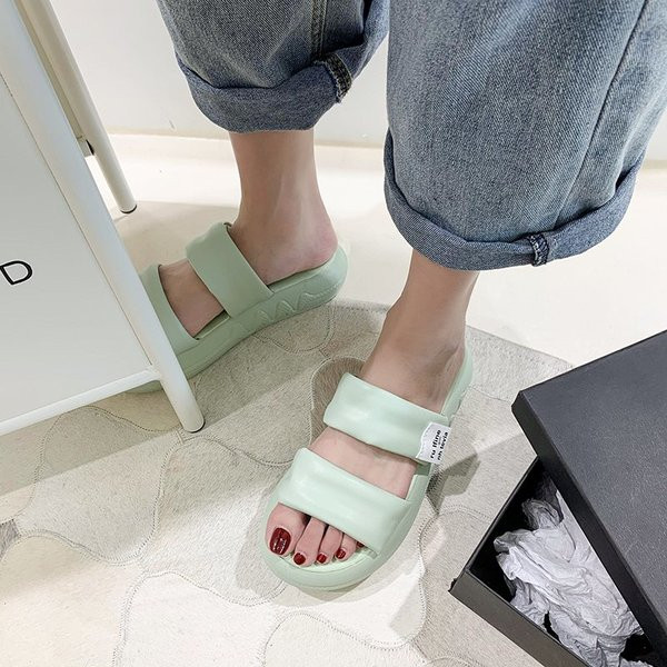 Šiuolaikinės moteriškos šlepetės aukštu padu