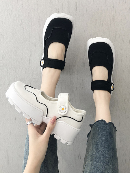 Alkalmi női cipő durva talppal és foltokkal