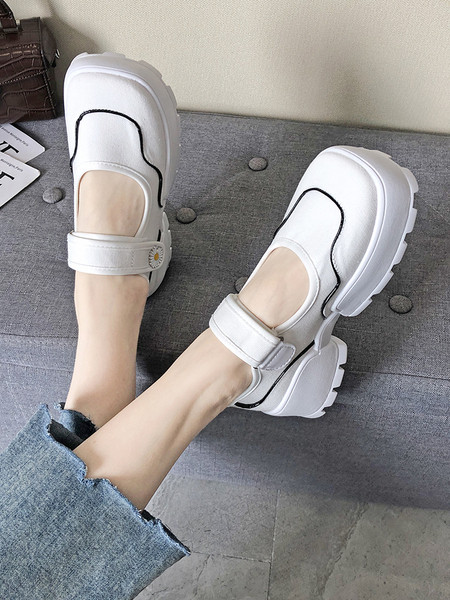 Alkalmi női cipő durva talppal és foltokkal