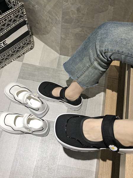 Alkalmi női cipő durva talppal és foltokkal