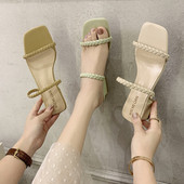 Modern női papucs alacsony, négyzet alakú sarokkal