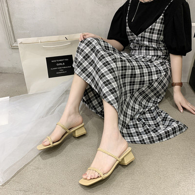 Modern női papucs alacsony, négyzet alakú sarokkal