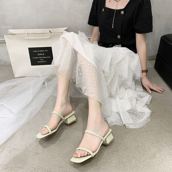 Modern női papucs alacsony, négyzet alakú sarokkal